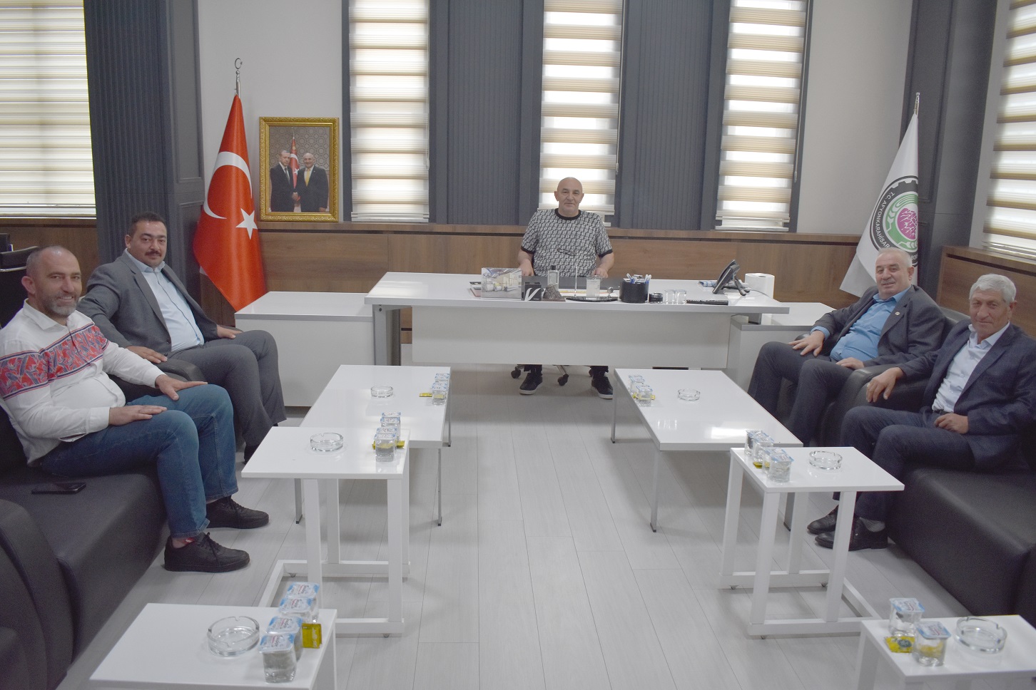 ZİRAAT ODASI BAŞKANI VE BERABERİNDEKİ HEYETTEN BAŞKANIMIZ MÜHSÜRLER'E ZİYARET 